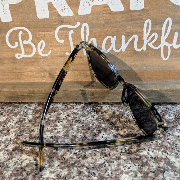 Stylish Black Sunglasses - Picture 5 of 7